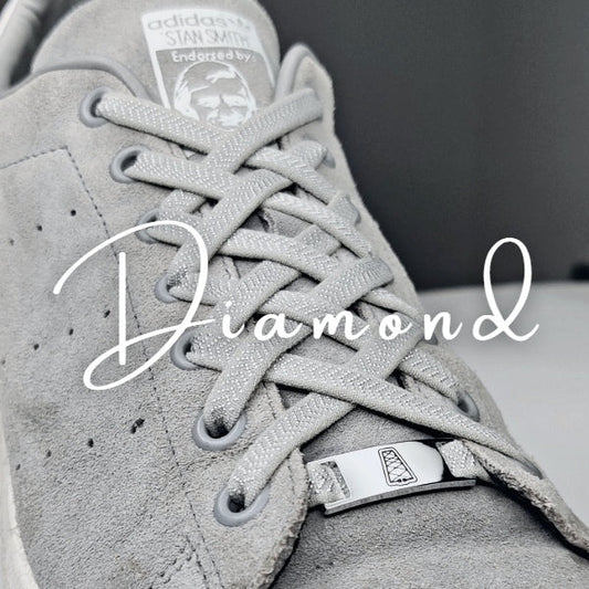 veters in adidas schoenen op een grijze stan smith sneaker