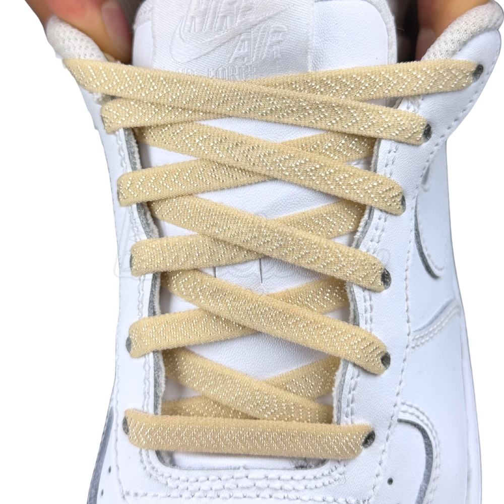 Elastische veters onzichtbaar strikken plat 8mm onzichtbare clipjes beige met stretch uitgerekt