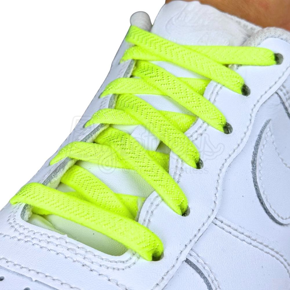 Elastische veters onzichtbaar strikken plat 8mm onzichtbare clipjes fluorescerend groen geregen in witte Nike Air Force 1