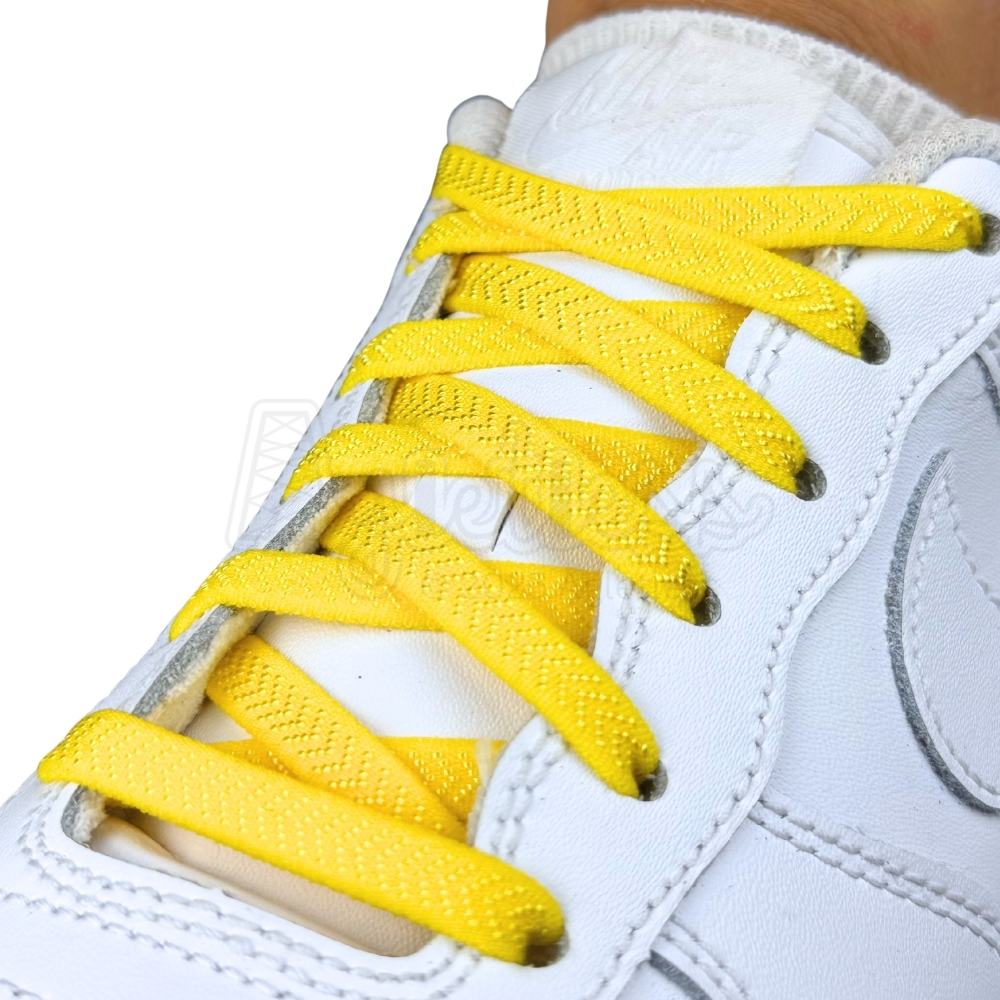 Elastische veters onzichtbaar strikken plat 8mm onzichtbare clipjes geel geregen in witte Nike Air Force 1