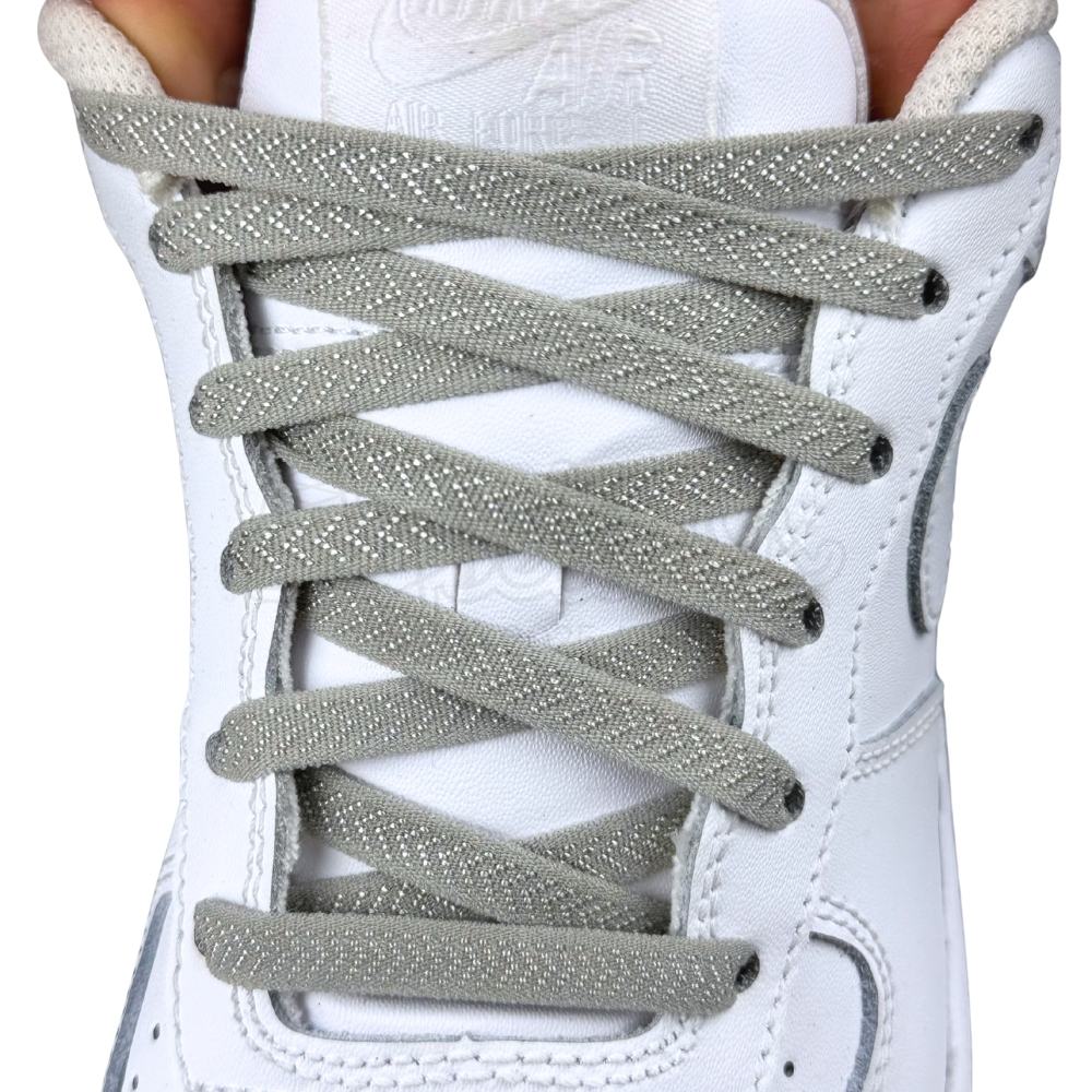 Elastische veters onzichtbaar strikken plat 8mm onzichtbare clipjes grijs met stretch uitgerekt