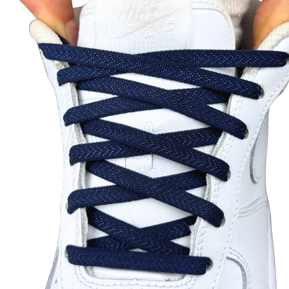 Elastische veters onzichtbaar strikken plat 8mm onzichtbare clipjes marineblauw met stretch uitgerekt