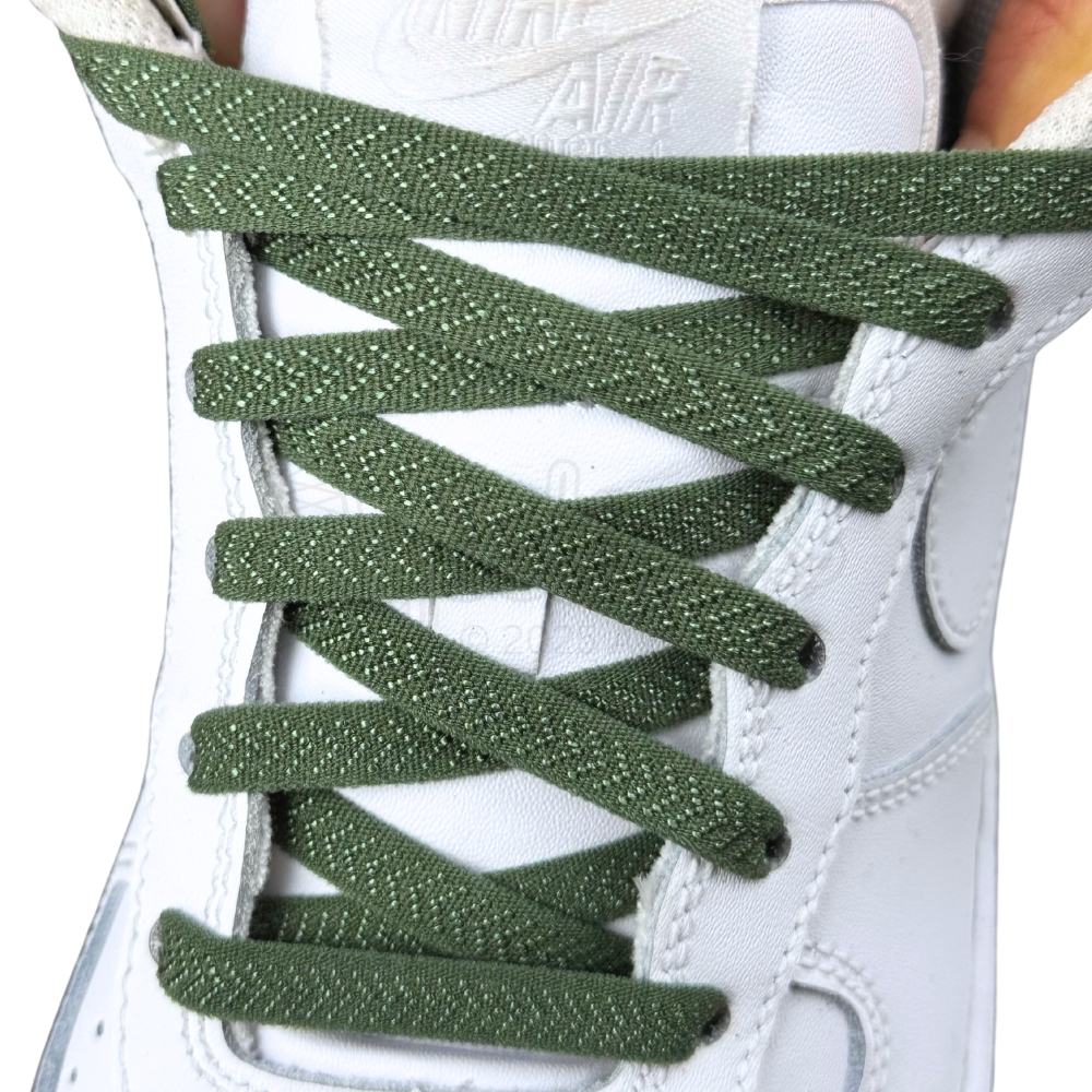 Elastische veters onzichtbaar strikken plat 8mm onzichtbare clipjes mosgroen met stretch uitgerekt