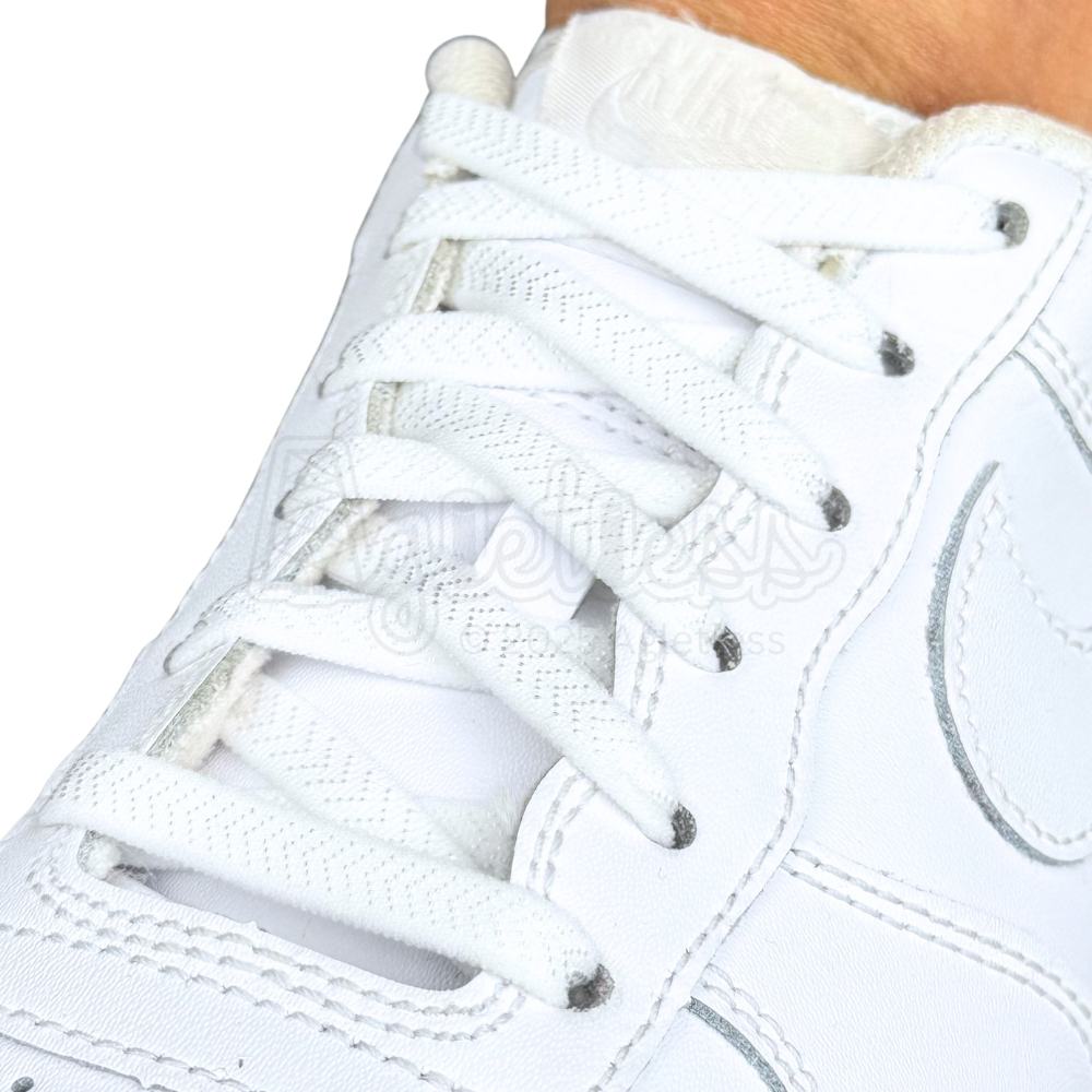 Elastische veters onzichtbaar strikken plat 8mm onzichtbare clipjes wit geregen in witte Nike Air Force 1