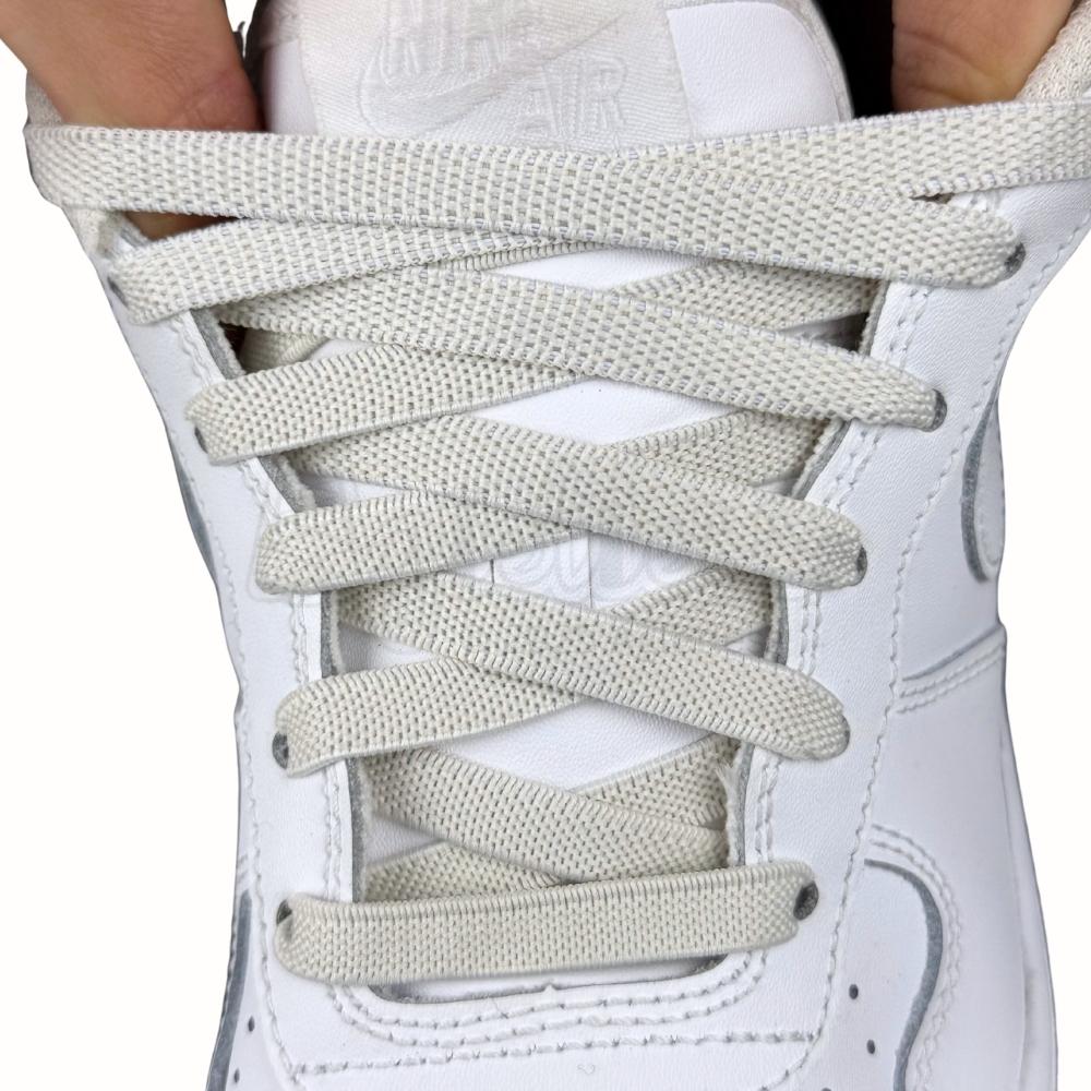 Elastische veters onzichtbaar strikken plat 9mm onzichtbare clipjes beige met stretch uitgerekt