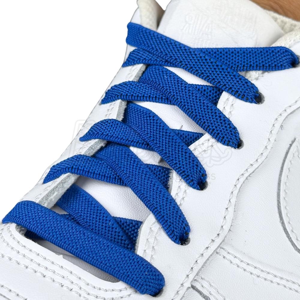 Elastische veters onzichtbaar strikken plat 9mm onzichtbare clipjes blauw geregen in witte Nike Air Force 1