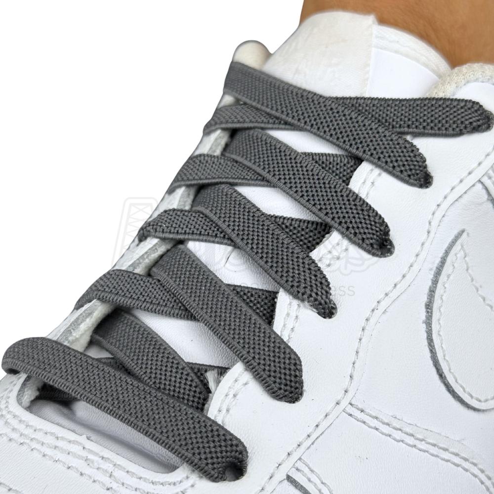 Elastische veters onzichtbaar strikken plat 9mm onzichtbare clipjes donkergrijs geregen in witte Nike Air Force 1