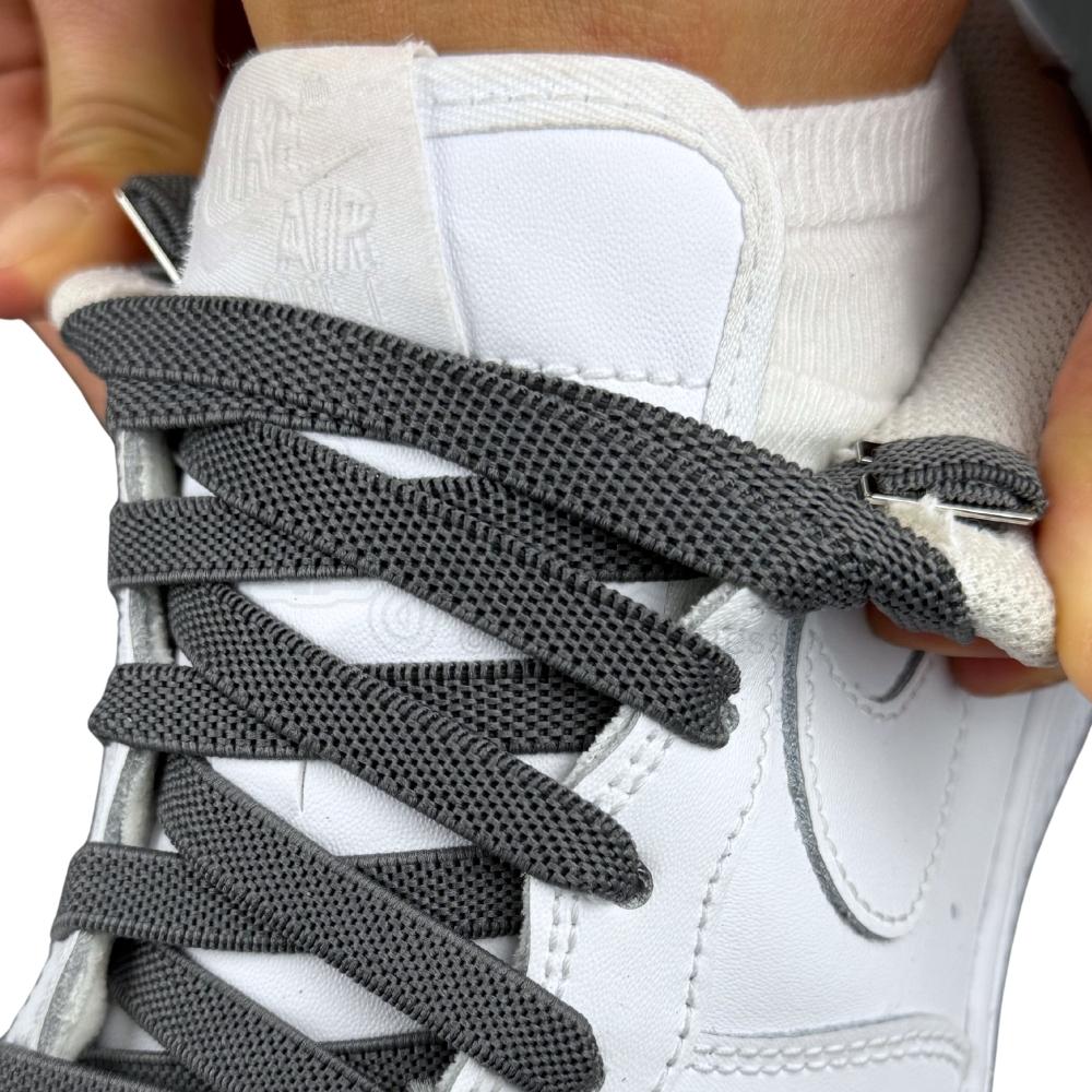 Elastische veters onzichtbaar strikken plat 9mm onzichtbare clipjes donkergrijs detailfoto van hoe de sluiting werkt