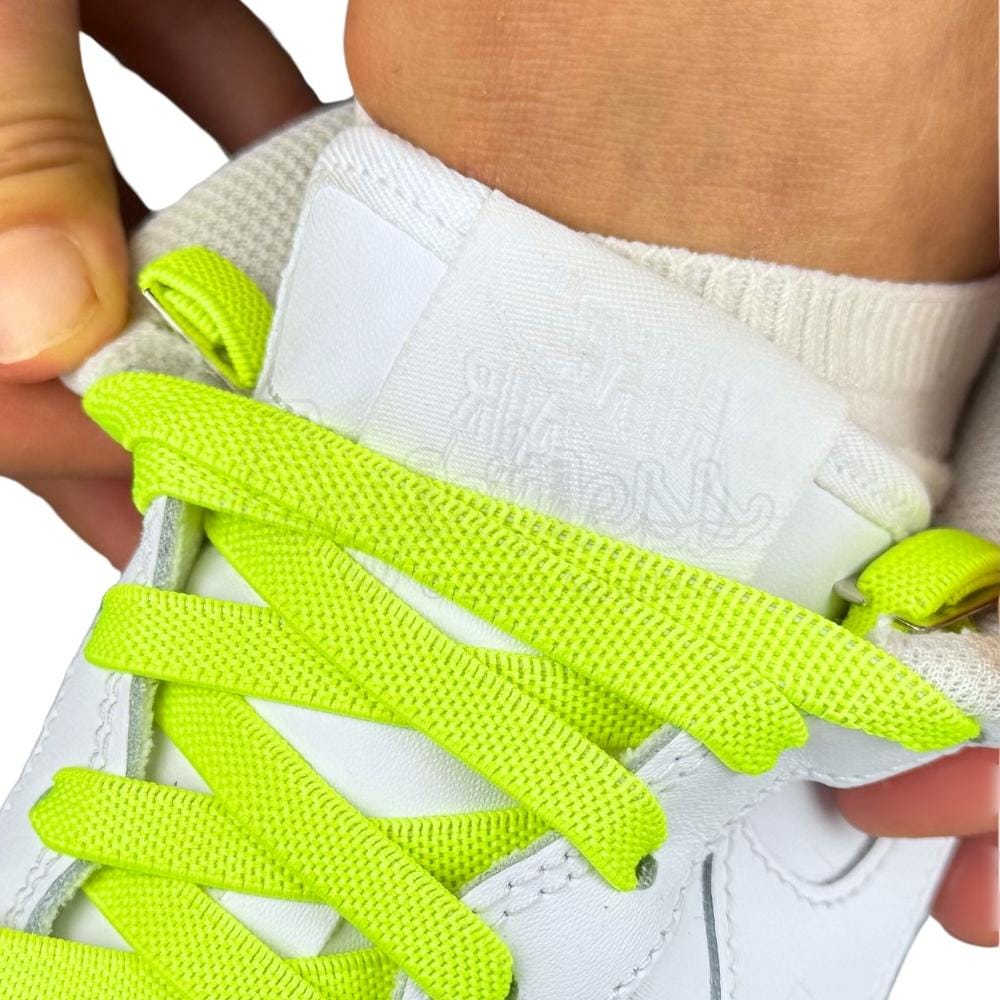 Elastische veters onzichtbaar strikken plat 9mm onzichtbare clipjes fluorescerend groen detailfoto van hoe de sluiting werkt