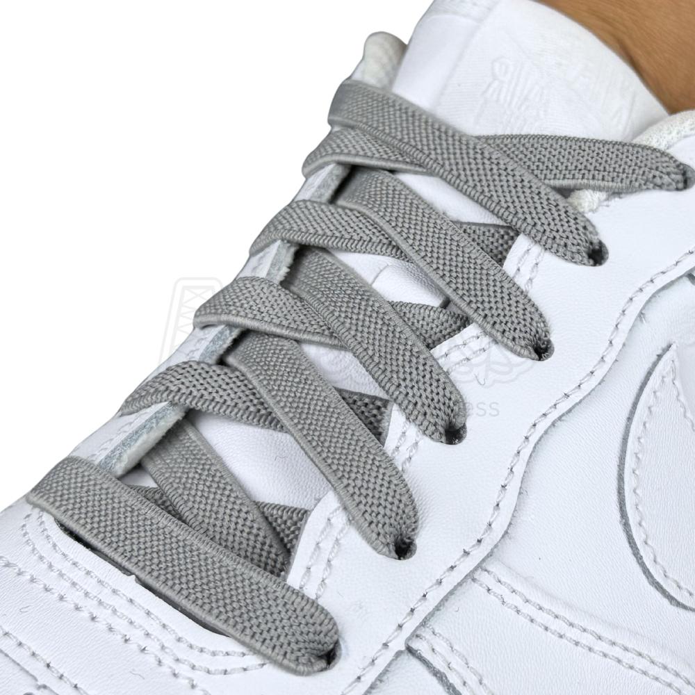 Elastische veters onzichtbaar strikken plat 9mm onzichtbare clipjes grijs geregen in witte Nike Air Force 1