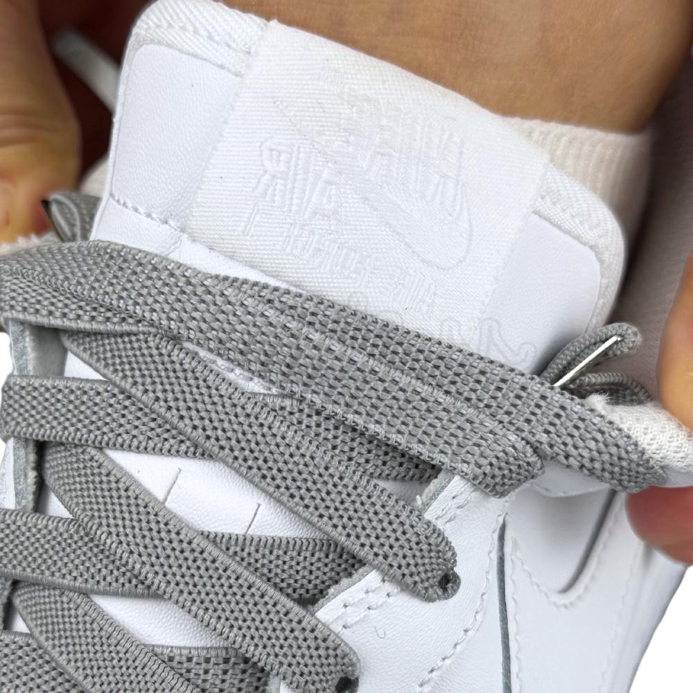 Elastische veters onzichtbaar strikken plat 9mm onzichtbare clipjes grijs detailfoto van hoe de sluiting werkt