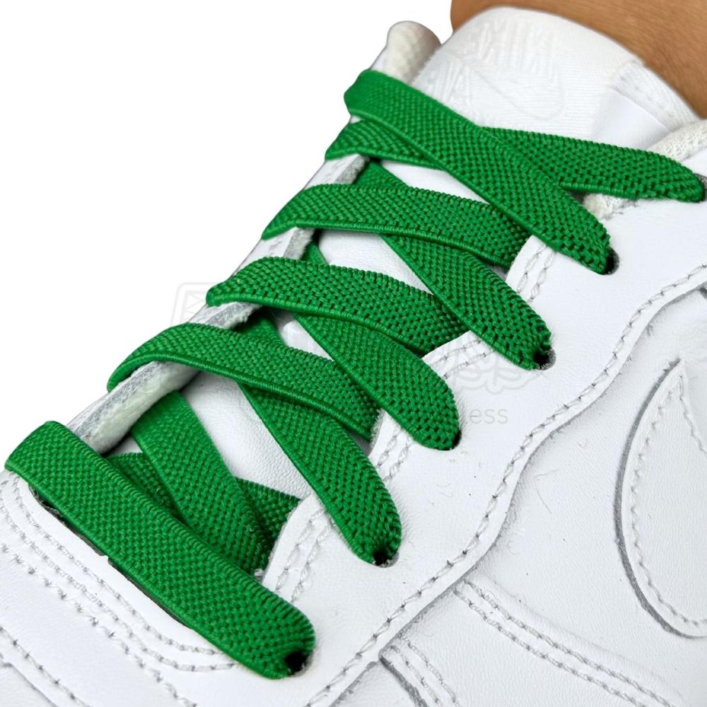 Elastische veters onzichtbaar strikken plat 9mm onzichtbare clipjes groen geregen in witte Nike Air Force 1