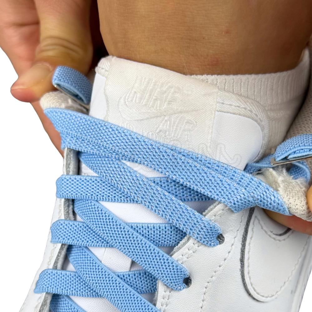 Elastische veters onzichtbaar strikken plat 9mm onzichtbare clipjes hemelsblauw detailfoto van hoe de sluiting werkt