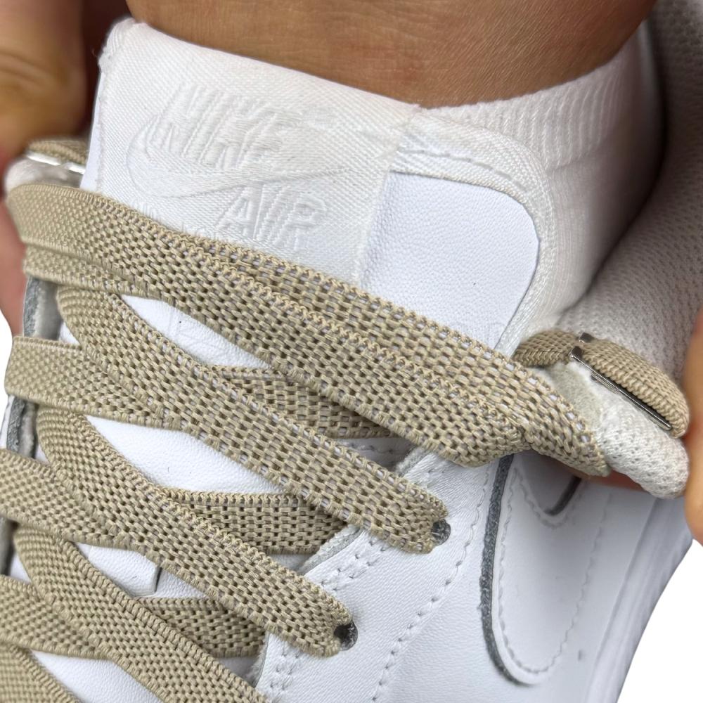 Elastische veters onzichtbaar strikken plat 9mm onzichtbare clipjes khaki detailfoto van hoe de sluiting werkt