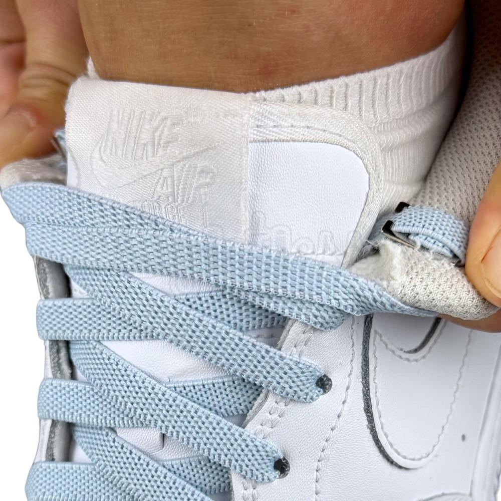 Elastische veters onzichtbaar strikken plat 9mm onzichtbare clipjes lichtblauw detailfoto van hoe de sluiting werkt