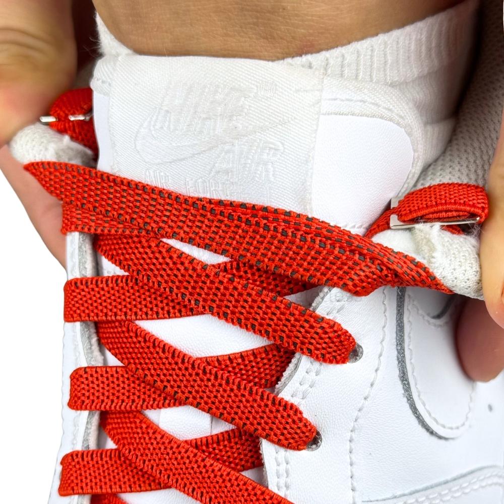 Elastische veters onzichtbaar strikken plat 9mm onzichtbare clipjes rood detailfoto van hoe de sluiting werkt