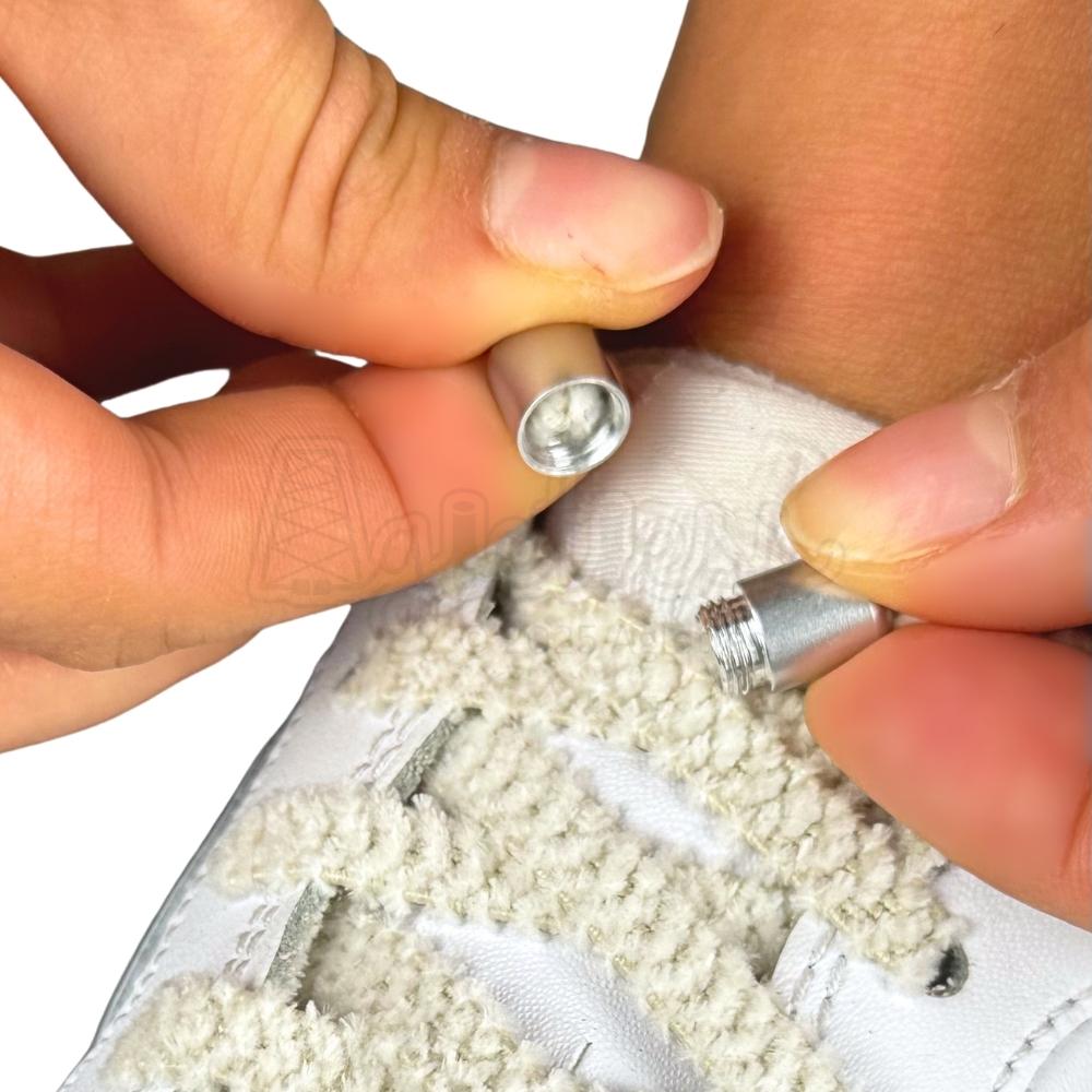 Elastische veters zonder strikken fluffy 7mm capsule sluiting beige detailfoto van hoe de sluiting werkt