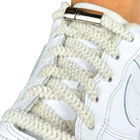 Elastische veters zonder strikken fluffy 7mm magnetische sluiting beige geregen in witte Nike Air Force 1