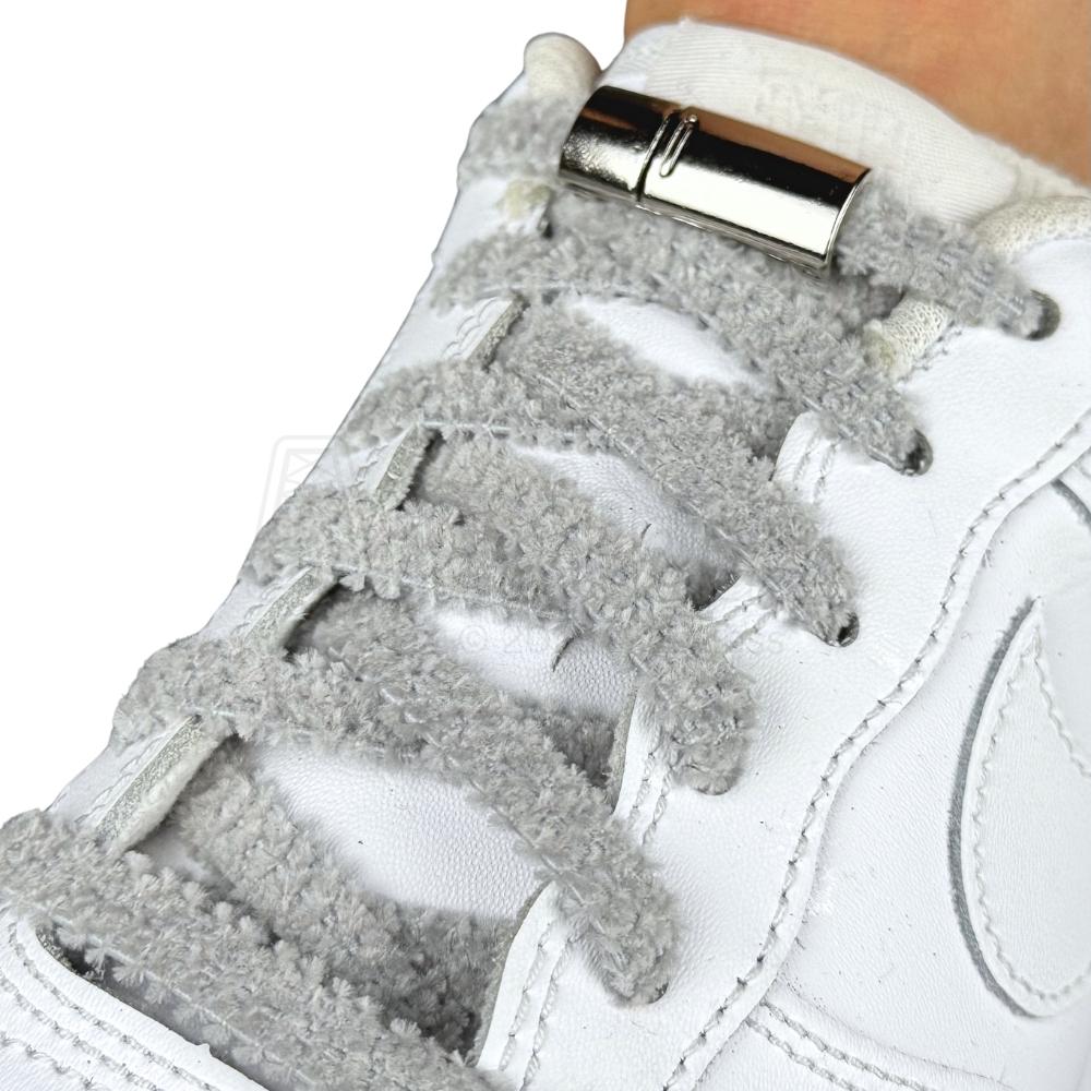 Elastische veters zonder strikken fluffy 7mm magnetische sluiting grijs geregen in witte Nike Air Force 1
