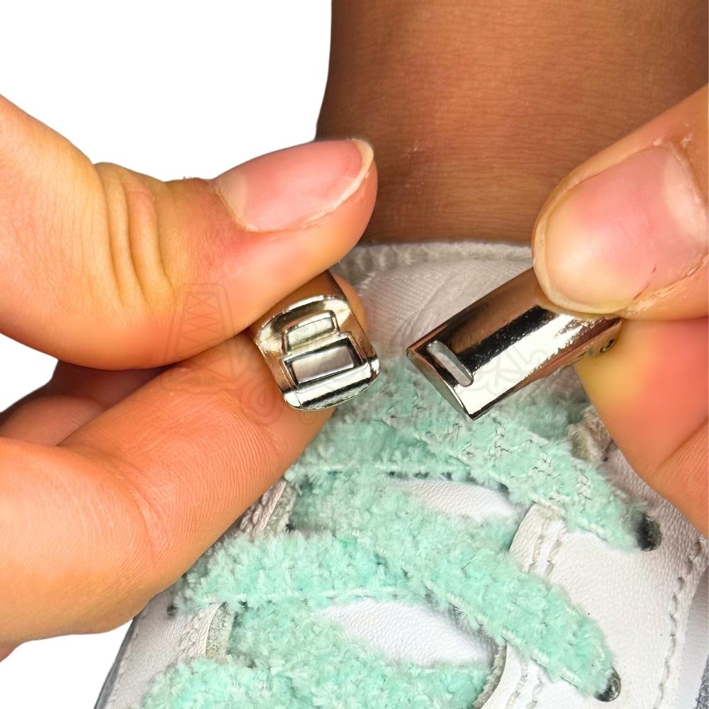 Elastische veters zonder strikken fluffy 7mm magnetische sluiting hemelsblauw detailfoto van hoe de sluiting werkt