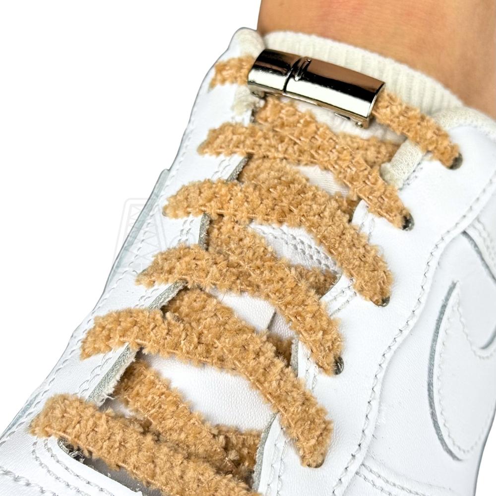 Elastische veters zonder strikken fluffy 7mm magnetische sluiting lichtbruin geregen in witte Nike Air Force 1