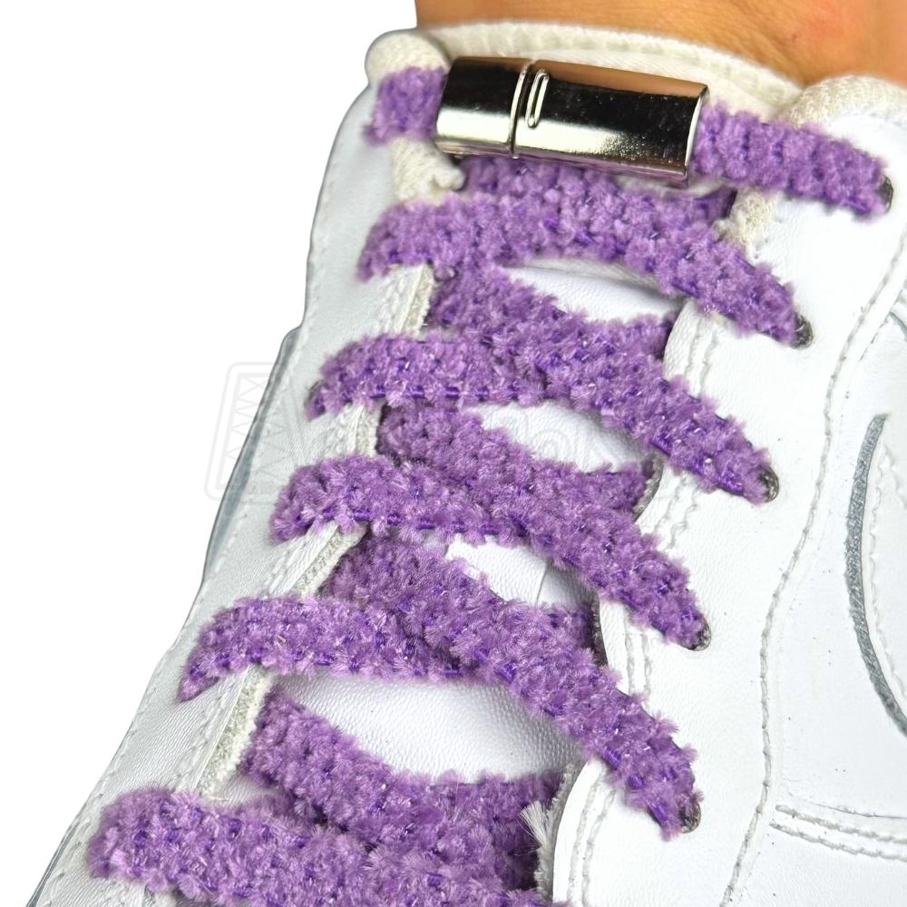 Elastische veters zonder strikken fluffy 7mm magnetische sluiting paars geregen in witte Nike Air Force 1