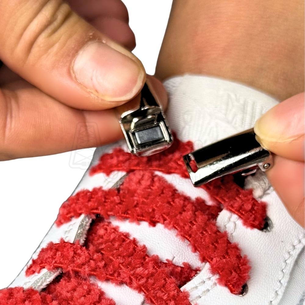 Elastische veters zonder strikken fluffy 7mm magnetische sluiting rood detailfoto van hoe de sluiting werkt