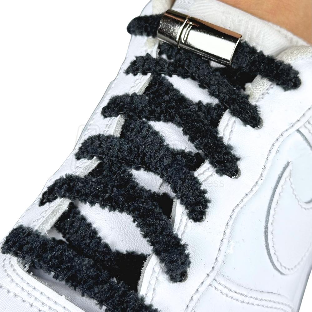 Elastische veters zonder strikken fluffy 7mm magnetische sluiting zwart geregen in witte Nike Air Force 1