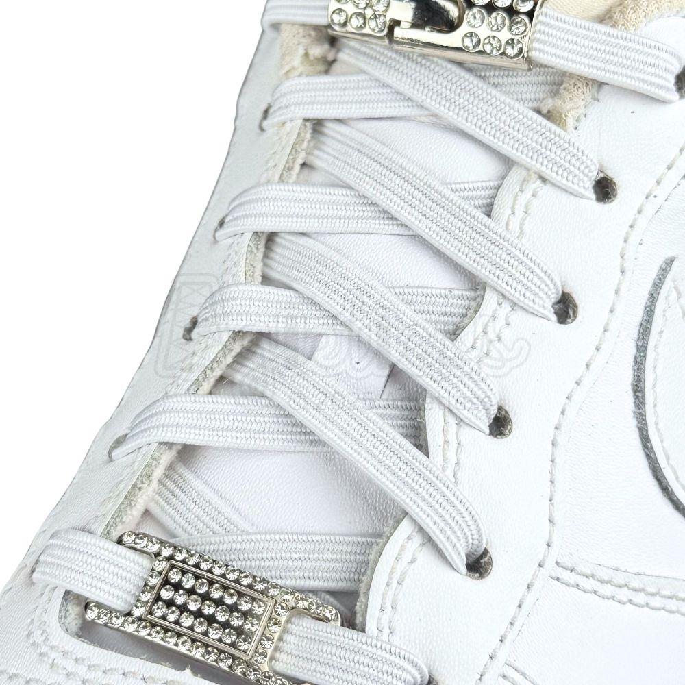 Elastische veters zonder strikken bling bling 6mm haak zilveren sluiting wit geregen in witte Nike Air Force 1