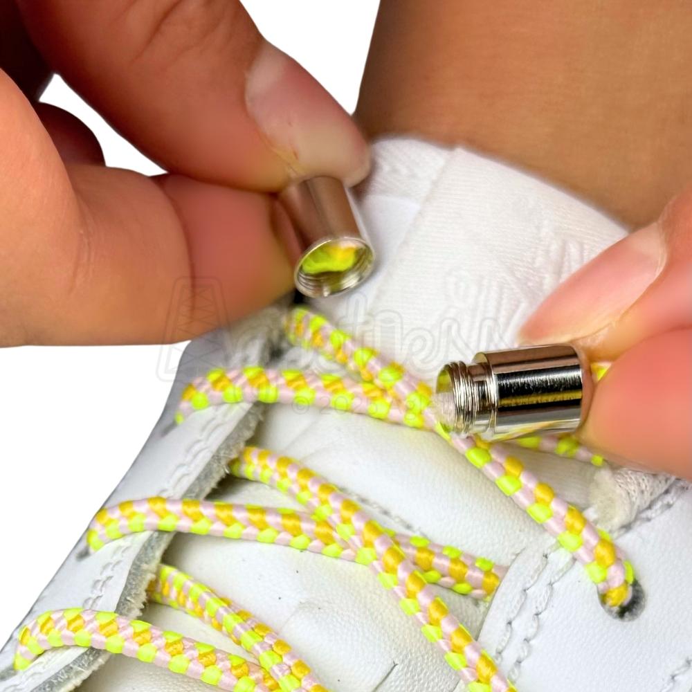 Elastische veters zonder strikken driehoek 3mm capsule sluiting wit geel fluorescerend groen detailfoto van hoe de sluiting werkt