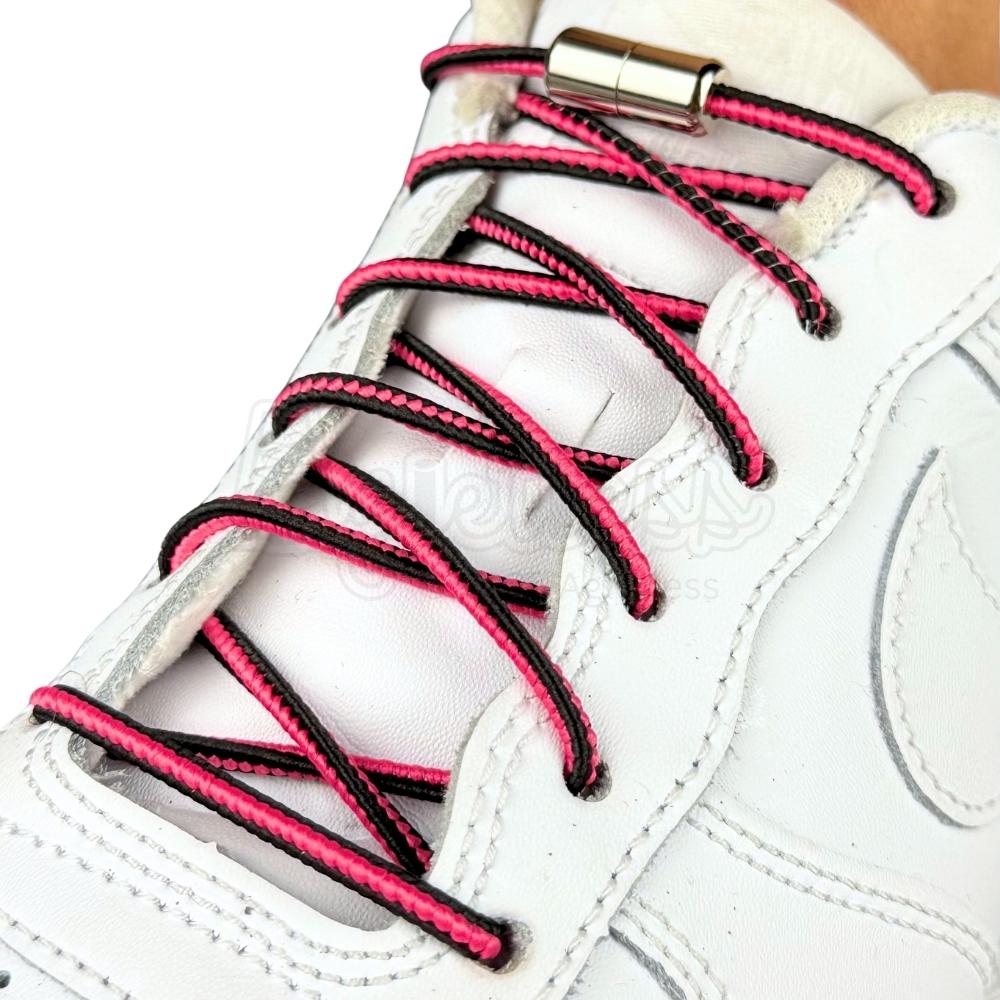 Elastische veters zonder strikken driehoek 3mm capsule sluiting zwart rozenrood geregen in witte Nike Air Force 1