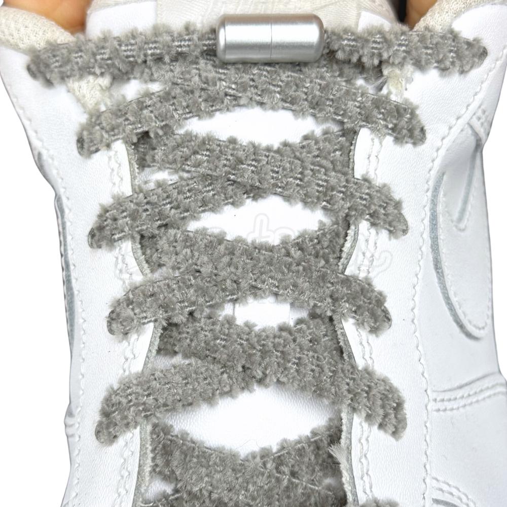 Elastische veters zonder strikken fluffy 7mm capsule sluiting donkergrijs met stretch uitgerekt