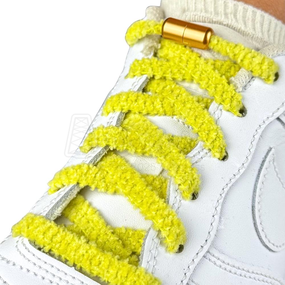 Elastische veters zonder strikken fluffy 7mm capsule sluiting geel geregen in witte Nike Air Force 1