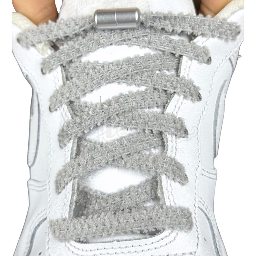 Elastische veters zonder strikken fluffy 7mm capsule sluiting grijs met stretch uitgerekt