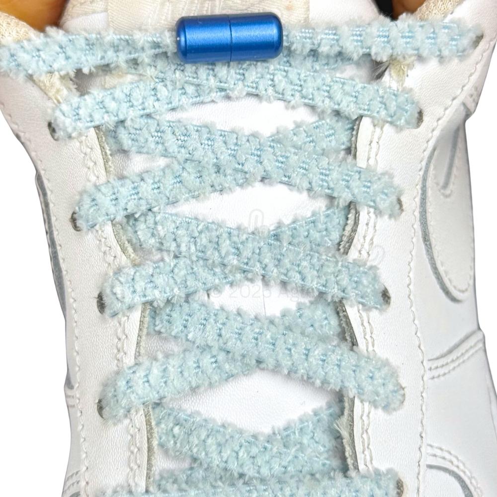Elastische veters zonder strikken fluffy 7mm capsule sluiting lichtblauw met stretch uitgerekt