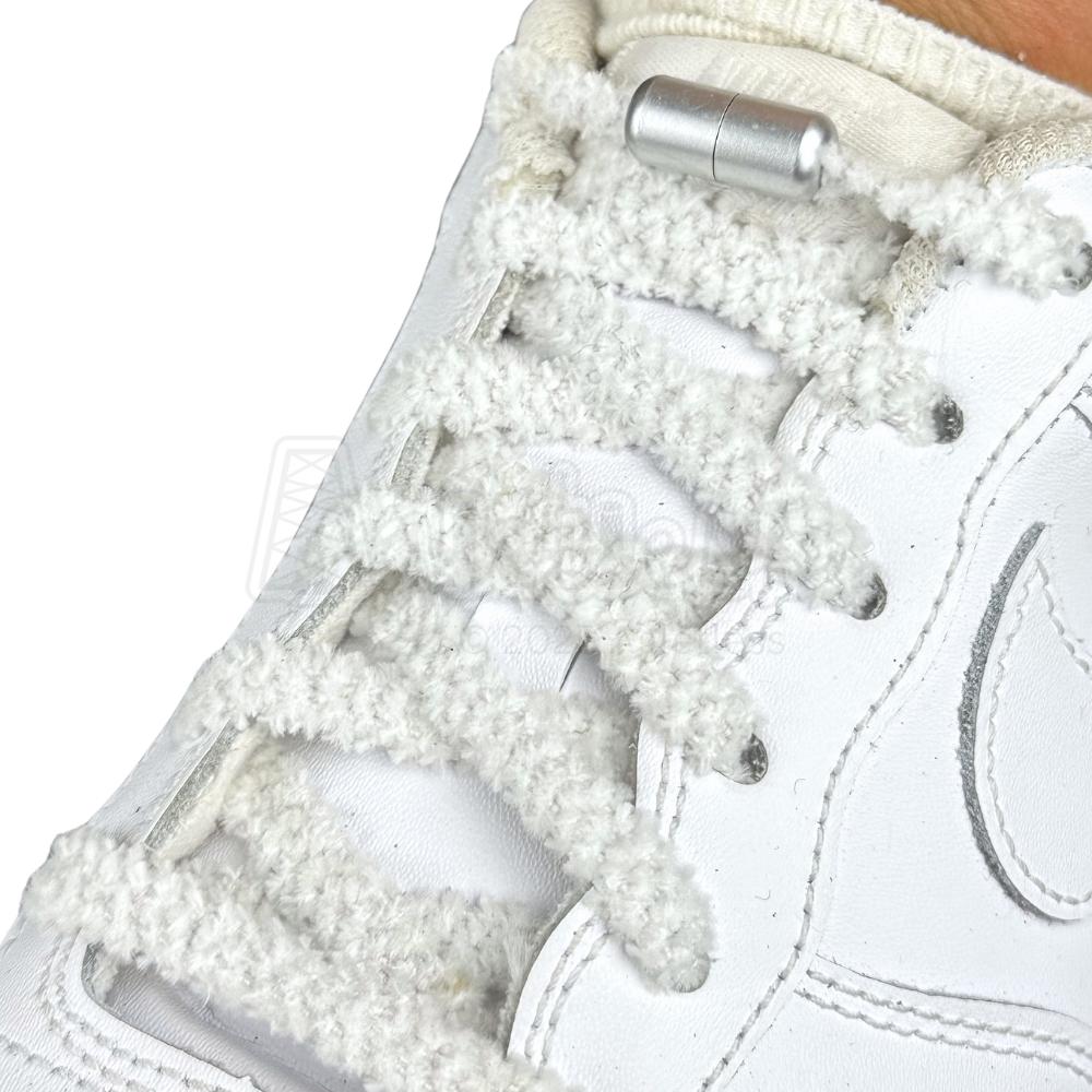 Elastische veters zonder strikken fluffy 7mm capsule sluiting wit geregen in witte Nike Air Force 1