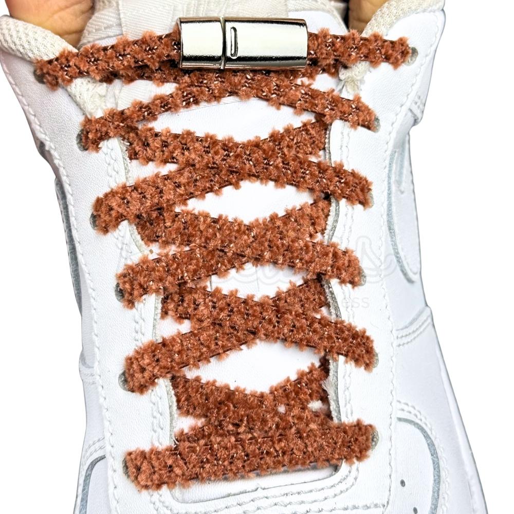 Elastische veters zonder strikken fluffy 7mm magnetische sluiting bruin met stretch uitgerekt