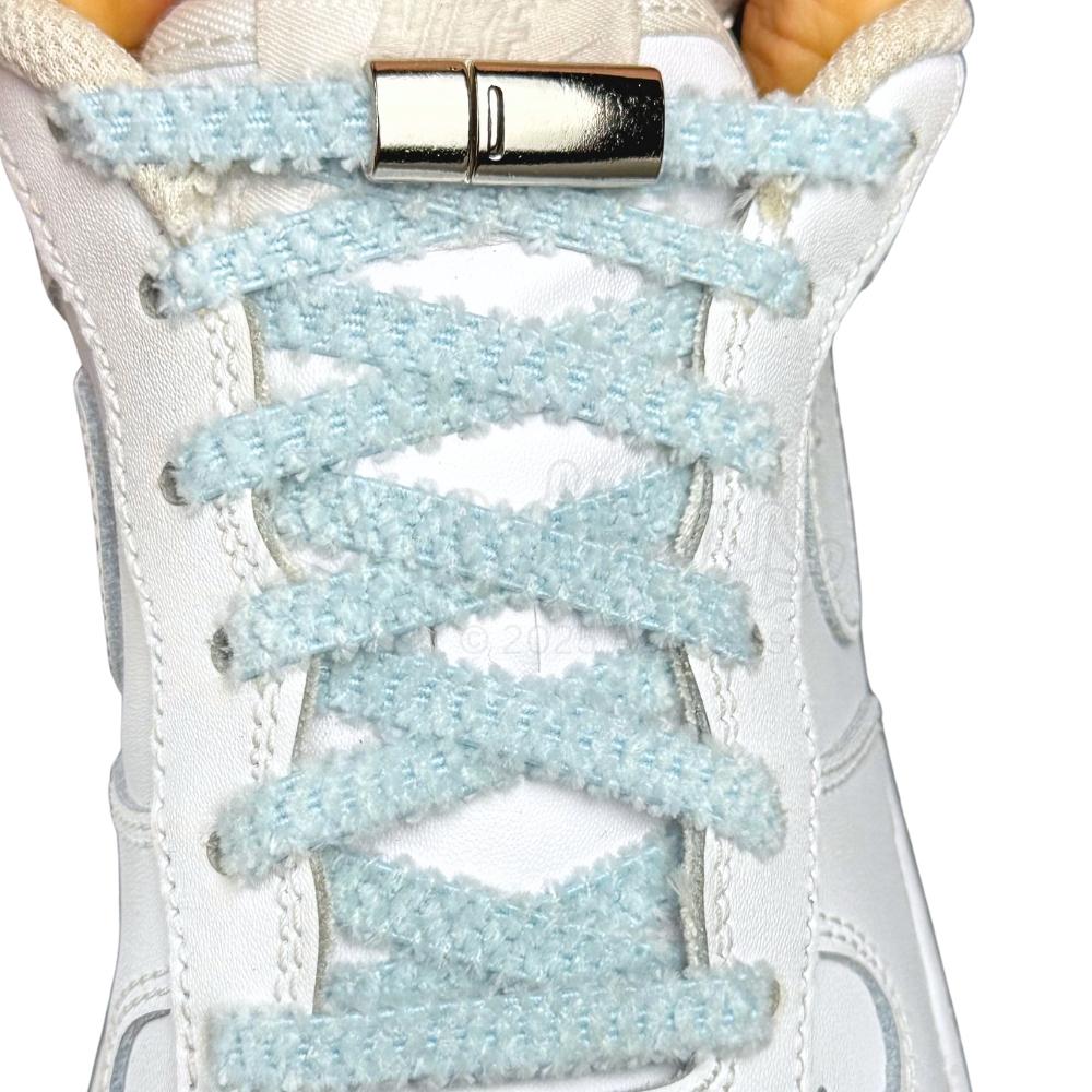 Elastische veters zonder strikken fluffy 7mm magnetische sluiting lichtblauw met stretch uitgerekt