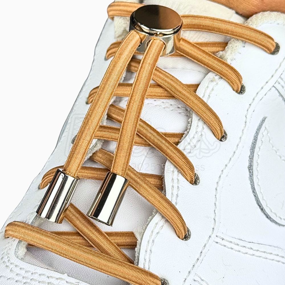 Elastische veters zonder strikken ovaal 4mm luxe lock khaki geregen in witte Nike Air Force 1