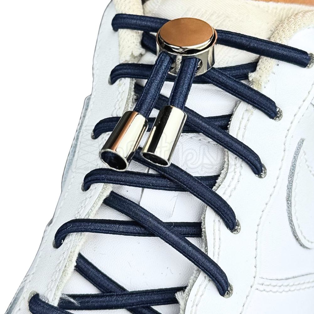 Elastische veters zonder strikken ovaal 4mm luxe lock marineblauw geregen in witte Nike Air Force 1