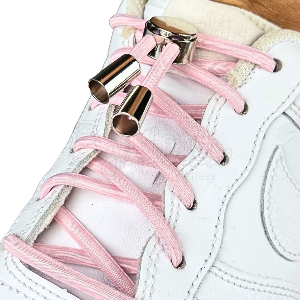 Elastische veters zonder strikken ovaal 4mm luxe lock roze geregen in witte Nike Air Force 1