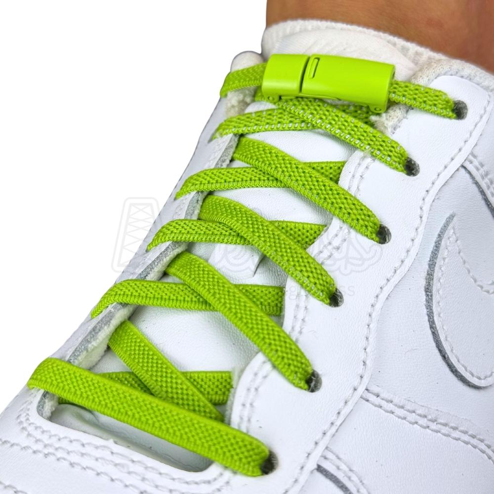 Elastische veters zonder strikken plat 6mm magnetische sluiting appelgroen geregen in witte Nike Air Force 1
