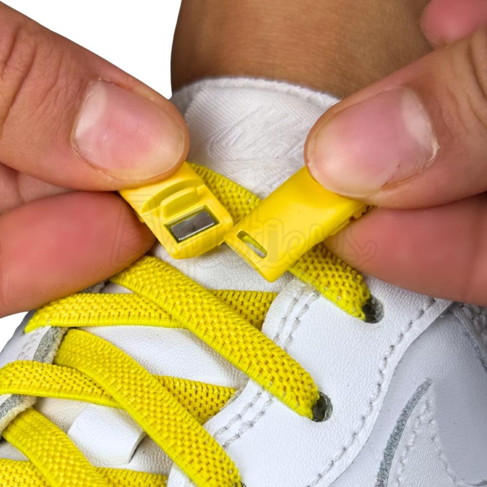 Elastische veters zonder strikken plat 6mm magnetische sluiting geel detailfoto van hoe de sluiting werkt