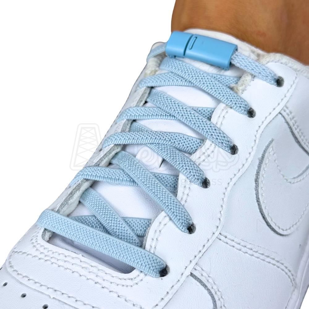 Elastische veters zonder strikken plat 6mm magnetische sluiting lichtblauw geregen in witte Nike Air Force 1