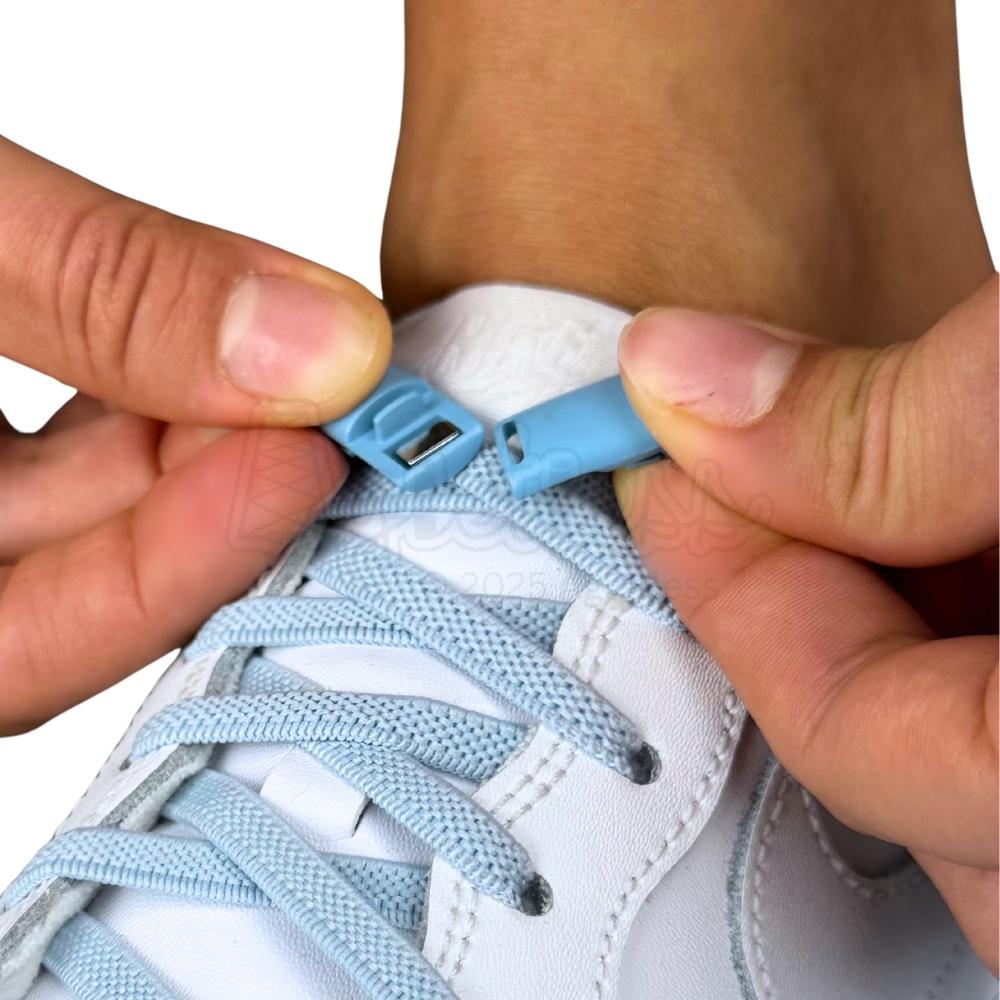 Elastische veters zonder strikken plat 6mm magnetische sluiting lichtblauw detailfoto van hoe de sluiting werkt