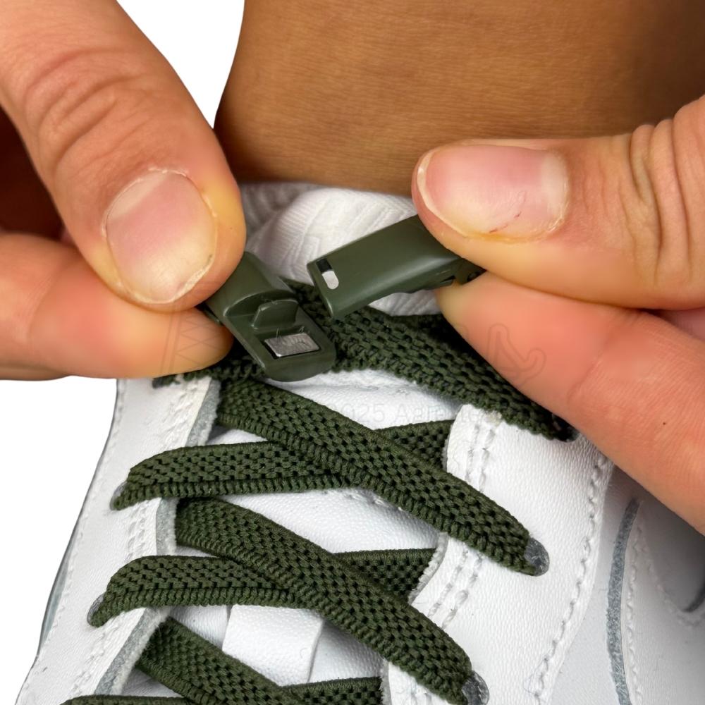 Elastische veters zonder strikken plat 6mm magnetische sluiting mosgroen detailfoto van hoe de sluiting werkt