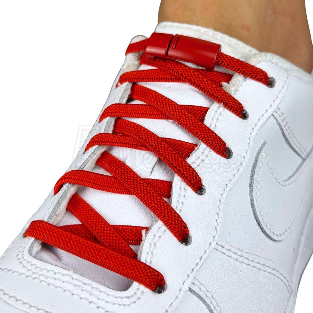 Elastische veters zonder strikken plat 6mm magnetische sluiting rood geregen in witte Nike Air Force 1