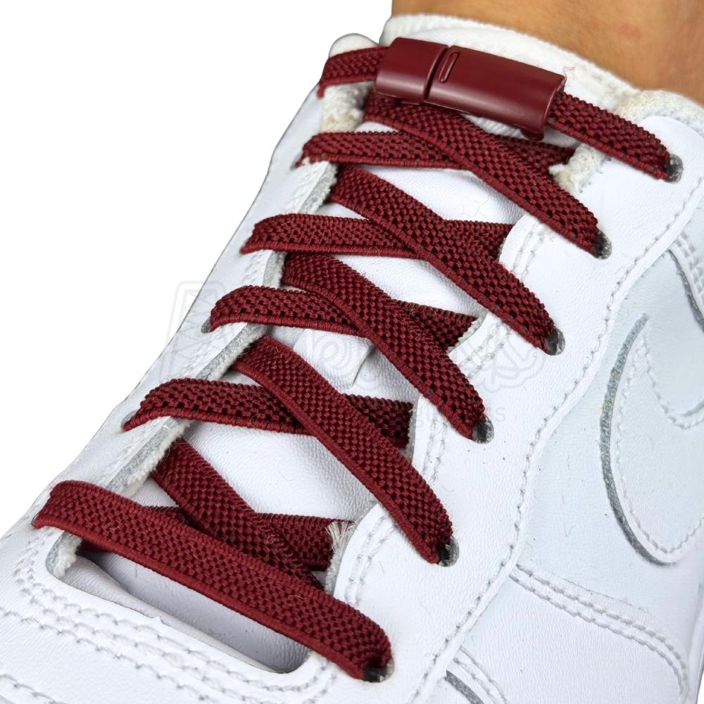 Elastische veters zonder strikken plat 6mm magnetische sluiting wijnrood geregen in witte Nike Air Force 1
