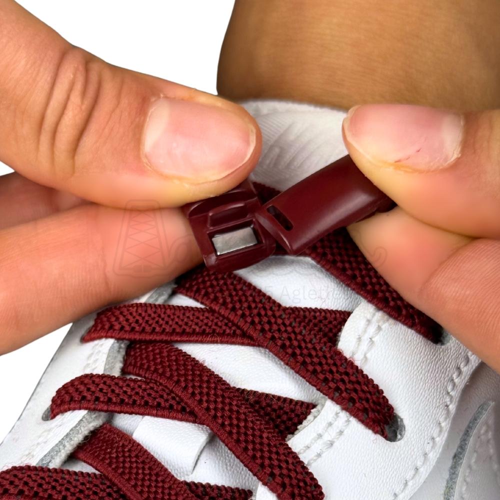 Elastische veters zonder strikken plat 6mm magnetische sluiting wijnrood detailfoto van hoe de sluiting werkt