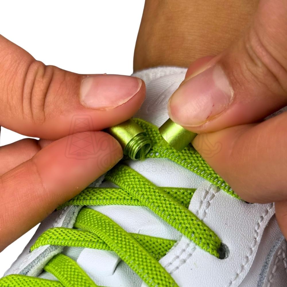 Elastische veters zonder strikken plat 6mm metalen draai capsule appelgroen detailfoto van hoe de sluiting werkt